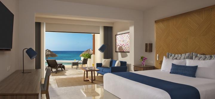 DELUXE JUNIOR SUITE PREFERRED CLUB JUNIOR SUITE OCEAN FRONT SWIM OUT